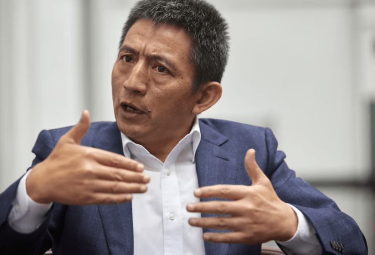 Li Chenggang gesticula durante uma entrevista à Reuters, à margem de uma reunião ministerial para discutir um projeto de acordo sobre a redução de subsídios para a indústria pesqueira em Genebra, Suíça, em 15 de julho de 2021