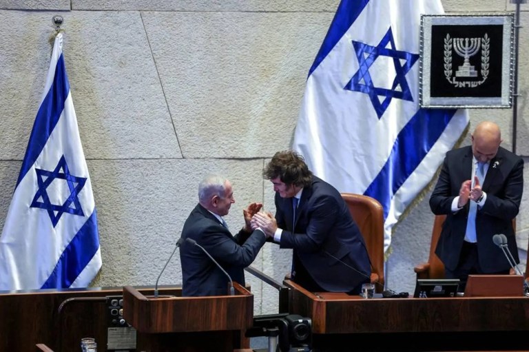 Presidente argentino Javier Milei é recebido no parlamento israelense, em Jeruslém  - 11/06/2025