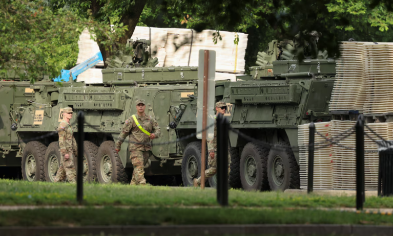 Soldados passam por veículos de combate Stryker estacionados no West Potomac Park antes do próximo desfile de comemoração do 250º aniversário do Exército dos EUA em Washington, DC, EUA, 10 de junho de 2025