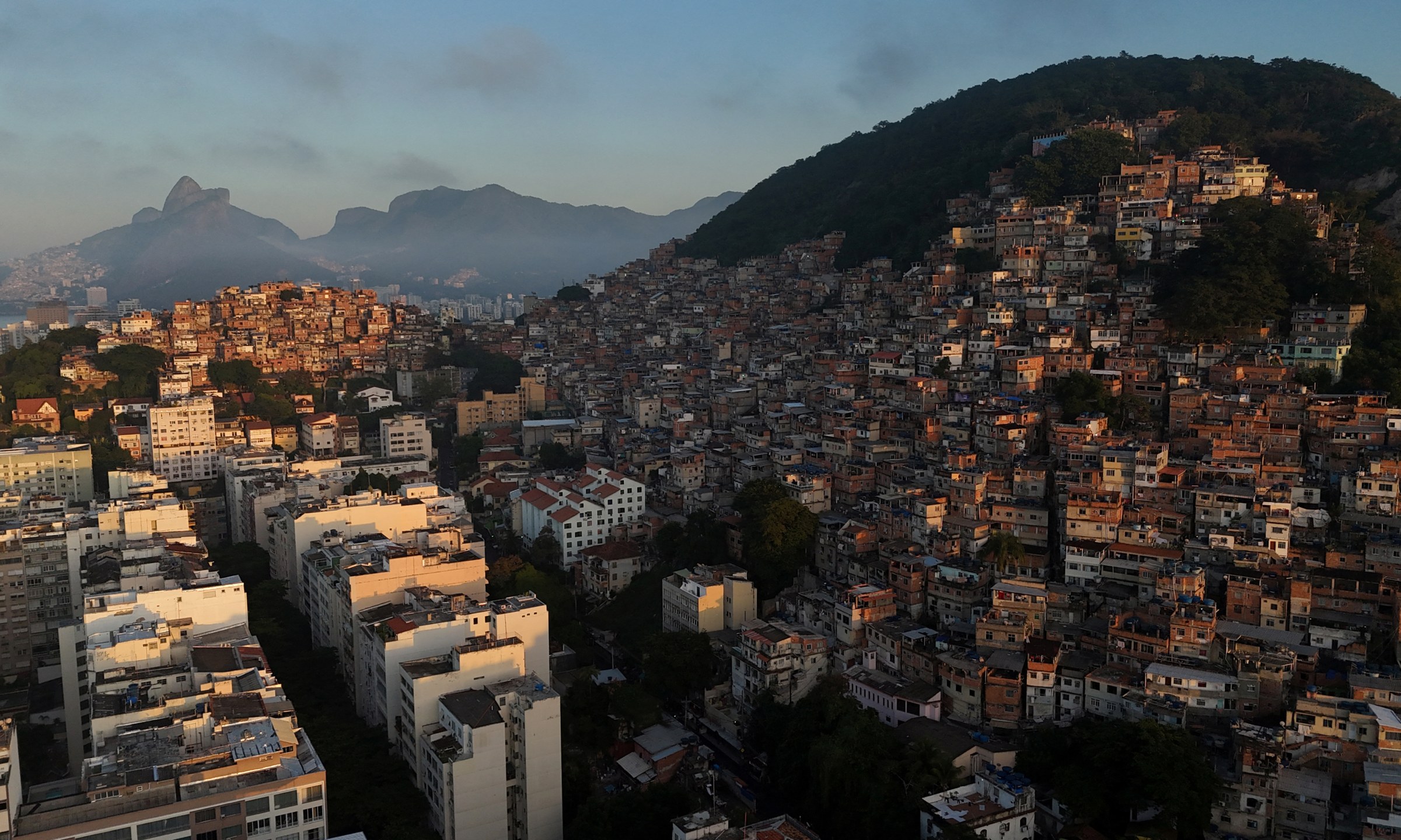 Vista de um drone sobre uma favela em uma montanha no bairro de Copacabana, no Rio de Janeiro, Brasil, em 4 de junho de 2025.