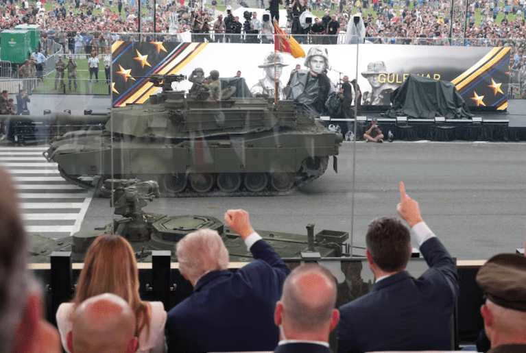 O presidente Donald Trump e a primeira-dama Melania Trump comparecem à celebração do 250º aniversário do Exército no National Mall em Washington, DC, EUA, em 14 de junho de 2025