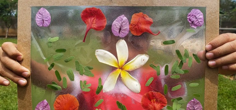 Criança exibe quadro de flores
