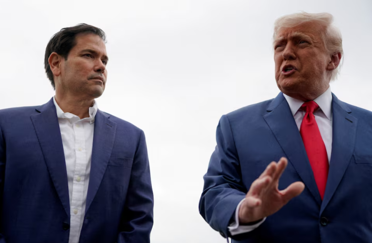 O presidente dos EUA, Donald Trump, com o secretário de Estado dos EUA, Marco Rubio, enquanto ele se prepara para partir para Hagerstown, Maryland, no Aeroporto Municipal de Morristown, em Morristown, Nova Jersey, EUA, em 8 de junho de 2025