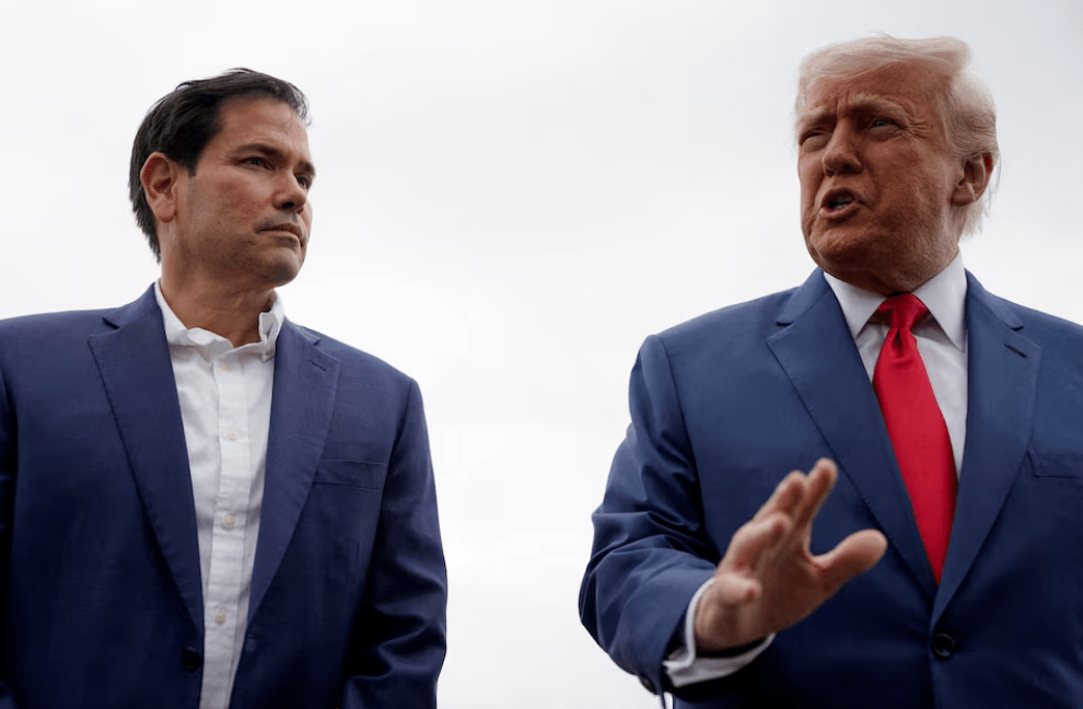 O presidente dos EUA, Donald Trump, com o secretário de Estado dos EUA, Marco Rubio, enquanto ele se prepara para partir para Hagerstown, Maryland, no Aeroporto Municipal de Morristown, em Morristown, Nova Jersey, EUA, em 8 de junho de 2025