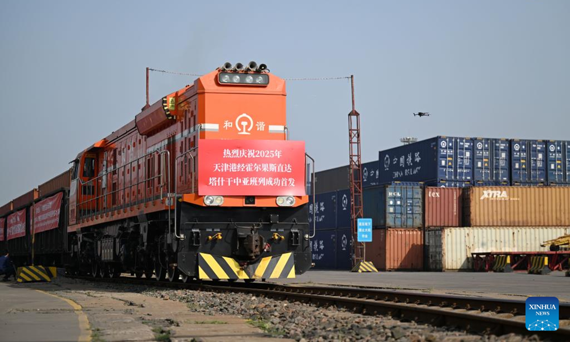 Um trem de carga China-Ásia Central com destino a Tashkent via Horgos parte de uma estação no Porto de Tianjin, no norte da China, em 20 de maio de 2025