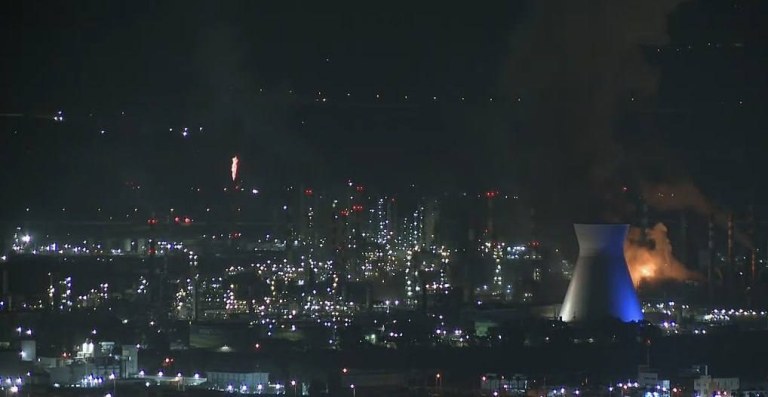 Vista área de Haifa, em Israel, com registro de grande incêndio próximo a usina de energia da cidade - 15/06/2025