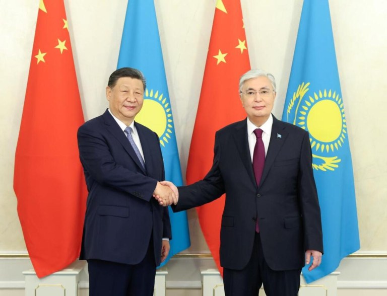 Xi Jinping e Tokayev, presidente do Cazaquistão,em encontro em julho de 2024