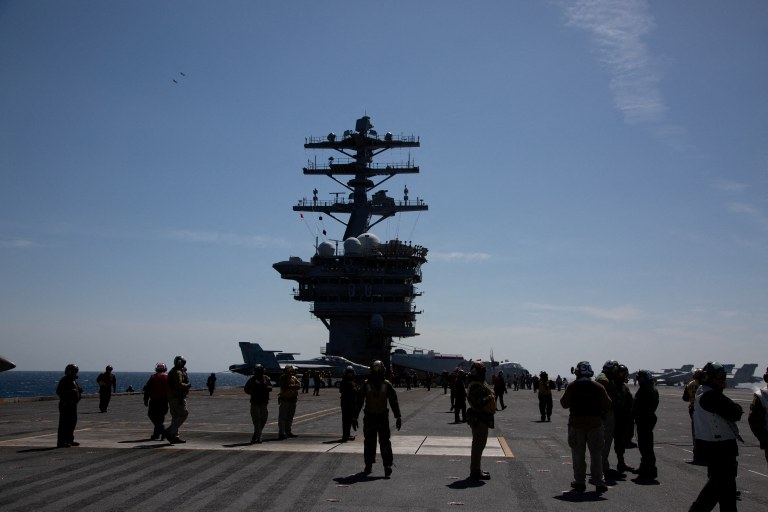 Tripulação no porta-aviões norte-americano Nimitz na costa da Coreia do Sul
27/03/2023 Pool via REUTERS