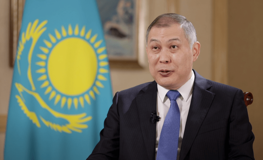 Embaixador cazaque Shakhrat Nuryshev em entevista, em 2022