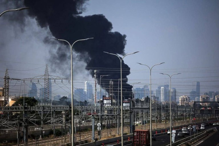 Incêndio causado por ataques iranianos nesta terça-feira, 17/06/2025, em Tel Aviv, capital de Israel