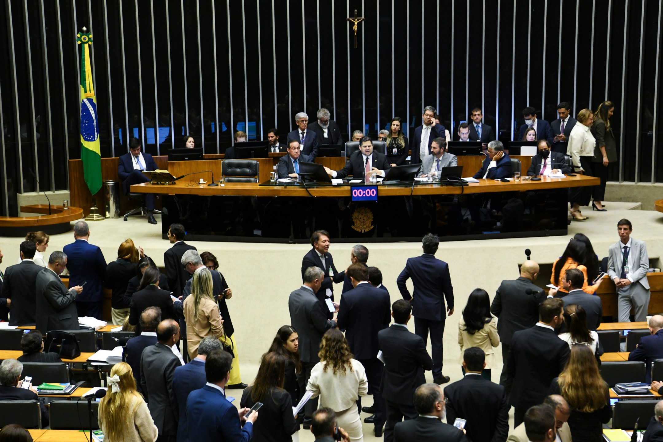 Plenário da Câmara dos Deputados durante sessão conjunta do Congresso Nacional destinada à deliberação de vetos. Mesa: deputado Reinhold Stephanes (PSD-PR); presidente do Senado Federal, senador Davi Alcolumbre (União-AP); secretário-geral da Mesa do Senado Federal, Danilo Augusto Barboza de Aguiar; e senador Eduardo Girão (Novo-CE)