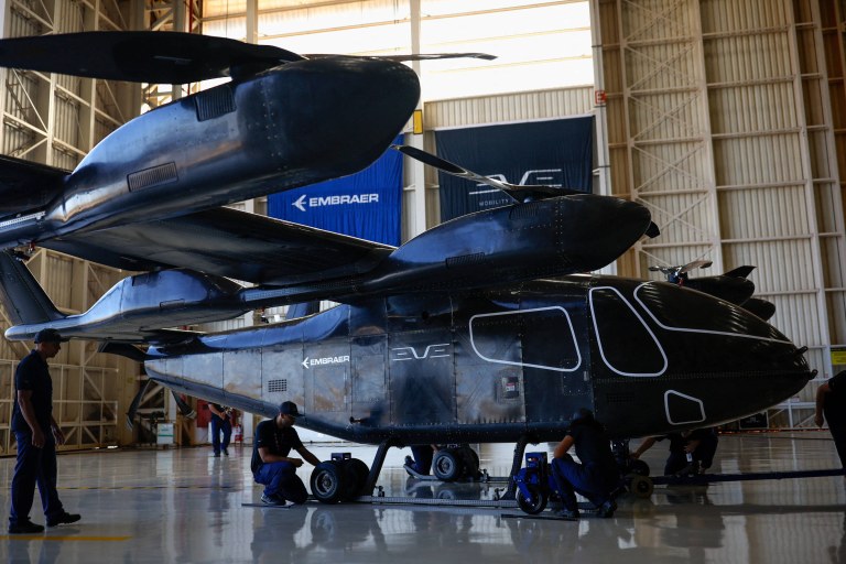 Protótipo em escala real do táxi voador desenvolvido pelo fabricante de aeronaves elétricas Eve