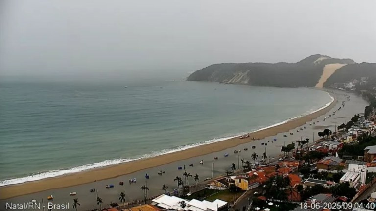 Praia de Ponta Negra, em Natal (RN), sofre com alagamentos da faixa de areia após obra de engorda