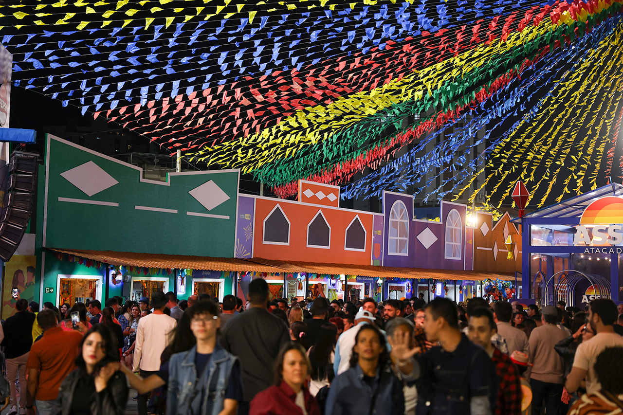 Público durante o São João de Campina Grande (PB), na Praça do Povo, centro da cidade