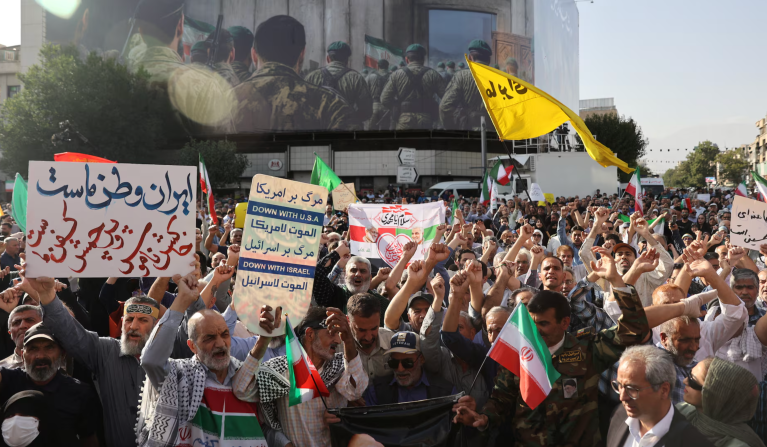 Iranianos protestam contra a agressão dos Estados Unidos e de Israel