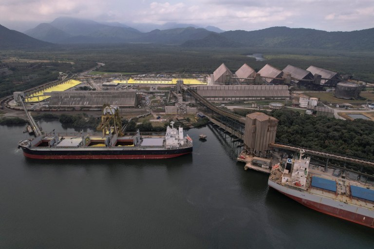 Navios e armazéns contendo soja e açúcar no Tiplam, em Santos; terminal também é importador de matérias-primas de fertilizantes, como enxofre, que por questões de segurança precisa ser armazenado a céu aberto
25/05/2023