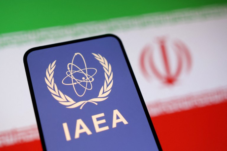 Foto ilustrativa mostra logotipo da AIEA e a bandeira iraniana
16/06/2025
