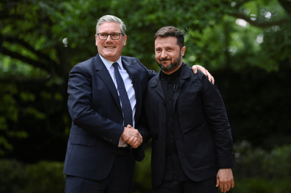O primeiro-ministro britânico Keir Starmer aperta a mão do presidente ucraniano Volodymyr Zelenskiy em Downing Street, em Londres, Grã-Bretanha, em 23 de junho de 2025