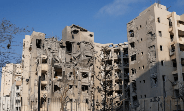 Edifícios atingidos por mísseis iranianos em Bersheba, Israel