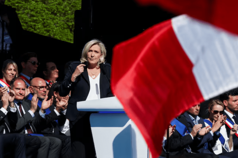 A líder de extrema direita francesa Marine Le Pen discursa em um comício em seu apoio, após apelos por uma mobilização pacífica após a condenação de Marine Le Pen por desvio de fundos da UE, o que resultou em sua proibição de concorrer a cargos públicos por cinco anos, em Paris, França, em 6 de abril de 2025