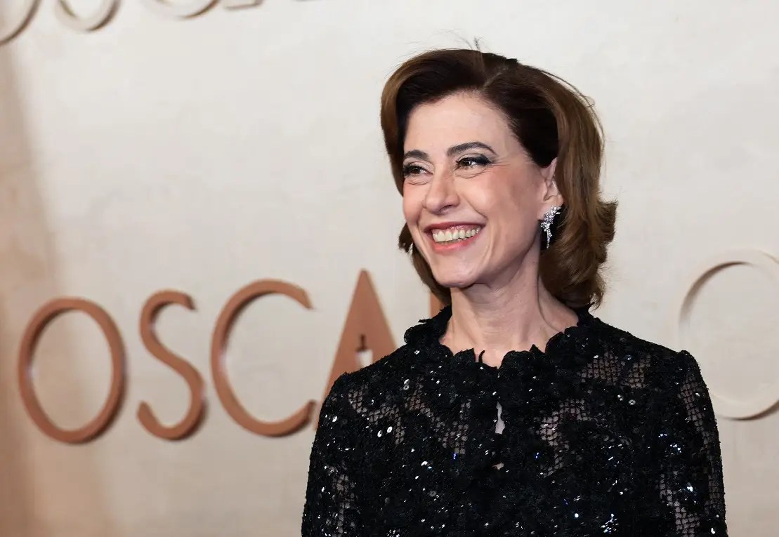 Fernanda Torres posa no tapete vermelho durante as chegadas da cerimônia da 97ª edição do Academy Awards em Hollywood, Los Angeles, Califórnia, EUA, em 2 de março de 2025