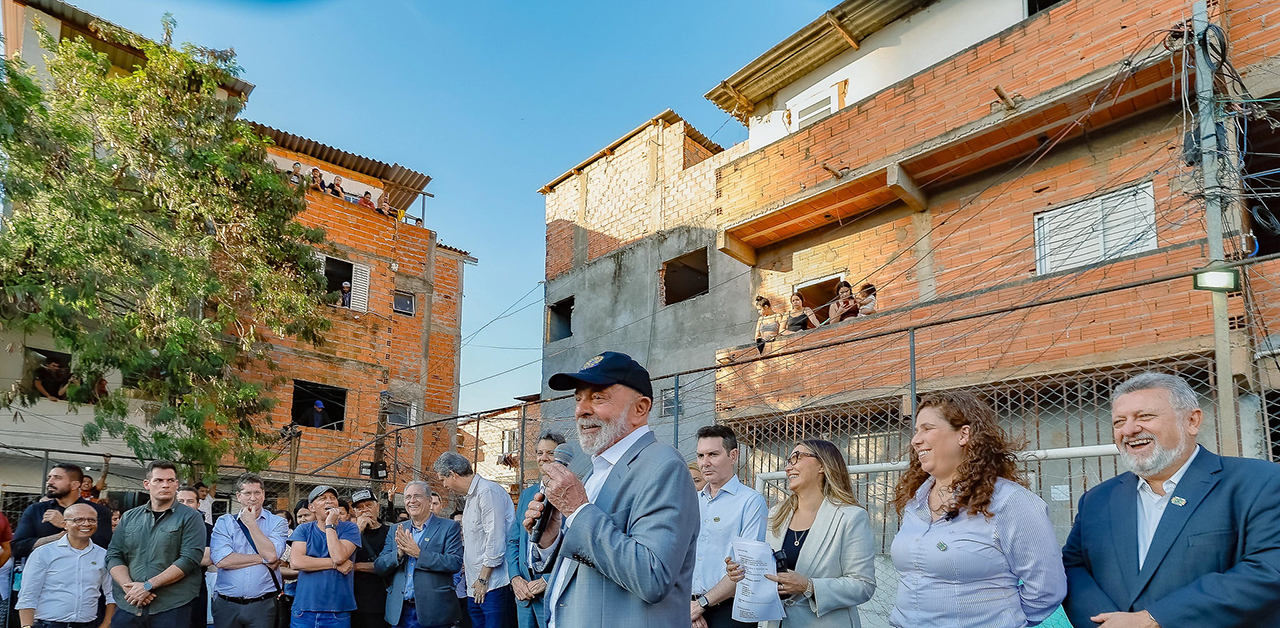 Lula com outras lideranças e moradores da Favela do Moinho