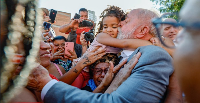 Presidente Lula visita favela do Moinho