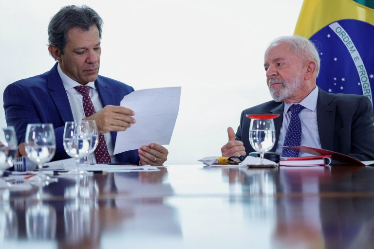 Presidente Luiz Inácio Lula da Silva e ministro da Fazenda, Fernando Haddad, participam de cerimônia no Palácio do Planalto, em Brasília - 27/11/2024