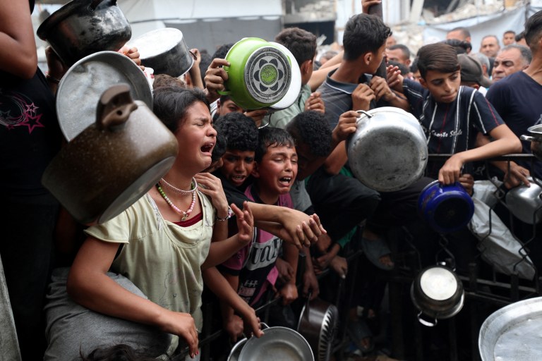 Crianças esperam em desespero entrega de comida em Beit Lahia, no norte da Faixa de Gaza, em meio ao genocídio cometido por Israel - 24/04/2025