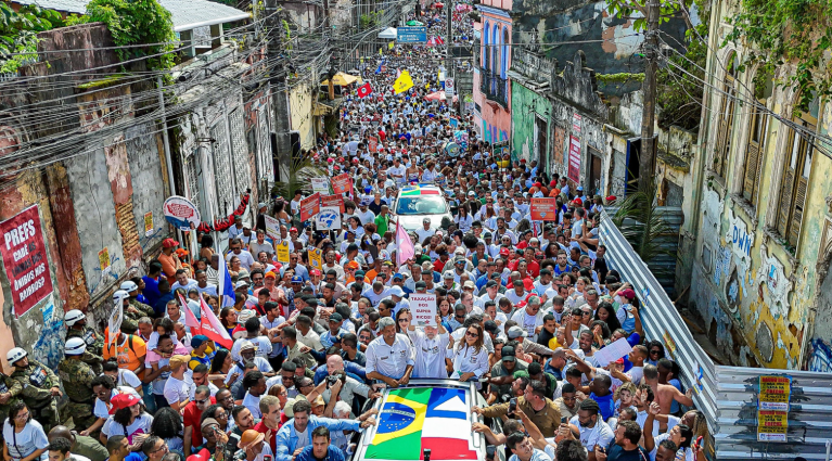 Durante a Caminhada do Dois de Julho, a população saiu às ruas em massa  junto ao presidente Luiz Inácio Lula da Silva para defender a taxação dos super-ricos - Salvador-BA - 02/07/2025