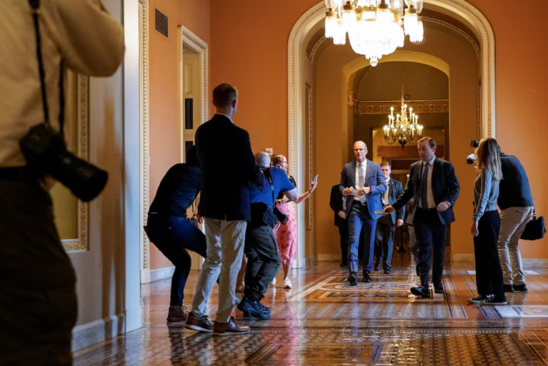 O líder da maioria no Senado dos EUA, John Thune (R-SD), caminha no Capitólio, enquanto os legisladores republicanos lutam para aprovar o abrangente projeto de lei de gastos e impostos do presidente dos EUA, Donald Trump, em Washington, DC, EUA, 30 de junho de 2025