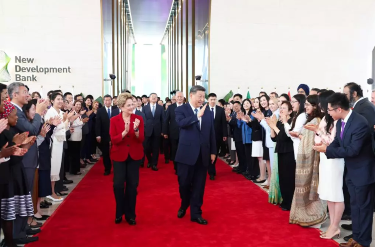 O presidente chinês Xi Jinping visita o Novo Banco de Desenvolvimento e se reúne com Dilma Rousseff, presidenta da instituição, em Xangai, leste da China, em 29 de abril de 2025. (Xinhua/Huang Jingwen)