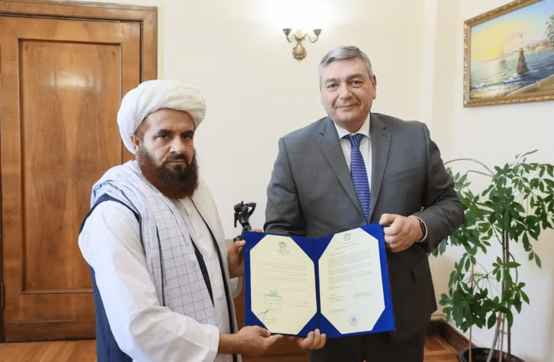 Gul Hassan, Embaixador afegão em Moscou, e o vice-chanceler russo, Andrei Rudenko - 03/07/2025