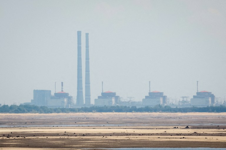 Vista mostra Usina Nuclear de Zaporizhzhia da margem do reservatório de Kakhovka em Nikopol