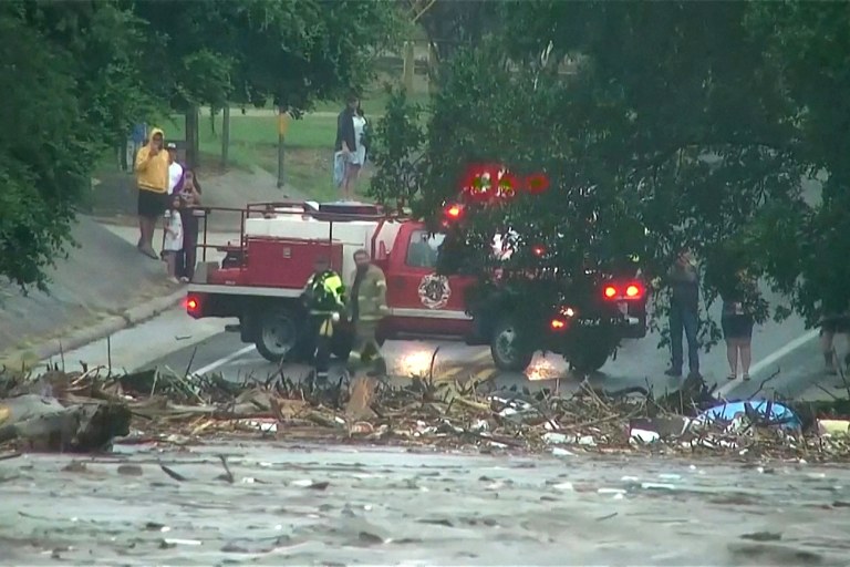 Socorristas avaliam elevação das águas do rio Guadalupe após enchente repentina no condado de Kerr, Texas, EUA