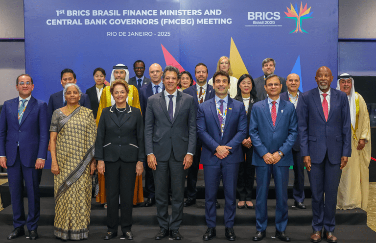 Foto oficial de autoridades financeiras após encontro do NDB