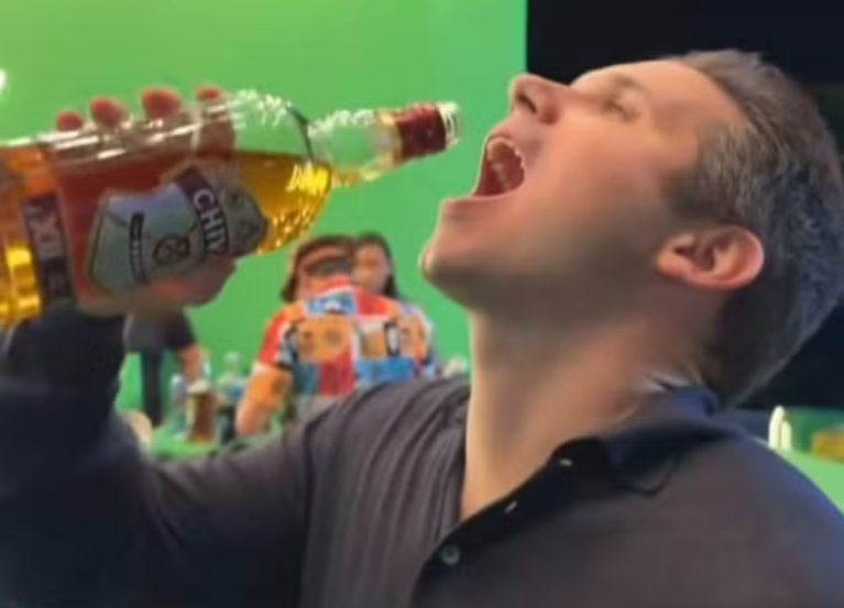 Hugo Motta no desafio de beber uísque no gargalo