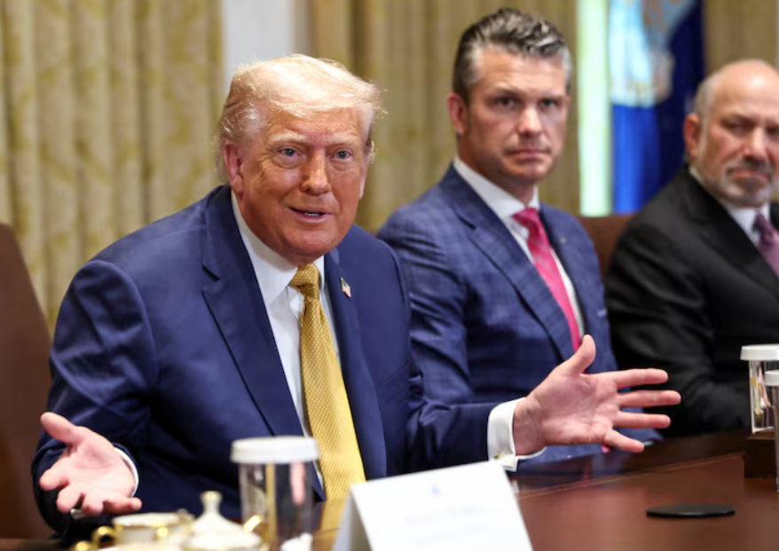 O presidente dos EUA, Donald Trump, discursa ao lado do secretário de Defesa, Pete Hegseth, e do secretário de Comércio, Howard Lutnick, durante uma reunião de gabinete na Casa Branca, em Washington, DC, EUA, em 8 de julho de 2025