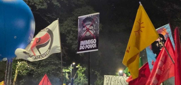 Manifestação na Av. Paulista e cartaz contra Jair Bolsonaro