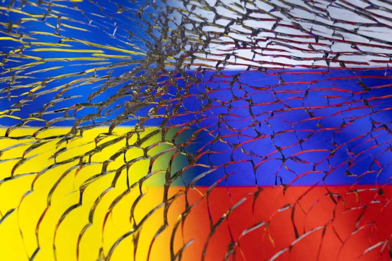 Bandeiras da Rússia e da Ucrânia em foto de ilustração - 01/03/2022