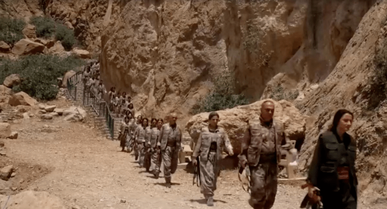 Combatentes armados do PKK chegam antes de uma cerimônia de desarmamento em Sulaimaniya, Iraque, em 11 de julho de 2025, nesta captura de tela obtida de um vídeo distribuído