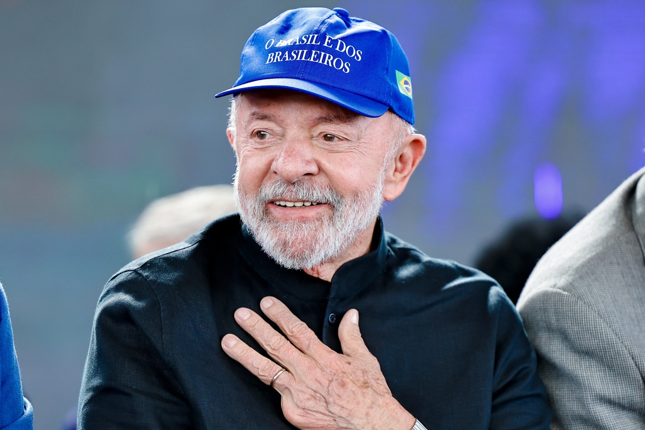 Lula usa o boné "O Brasil é dos brasileiros"
