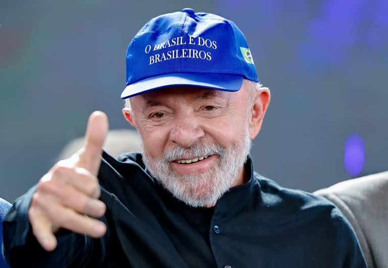 Lula usa o boné "O Brasil é dos brasileiros"