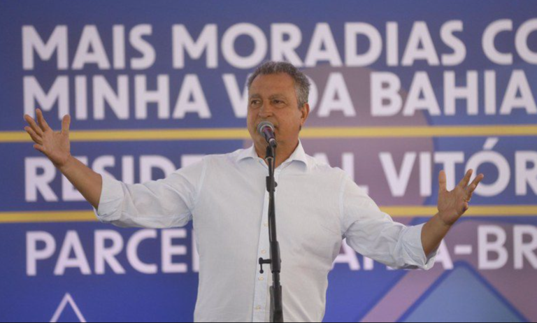 Rui Costa durante a entrega de casas populares