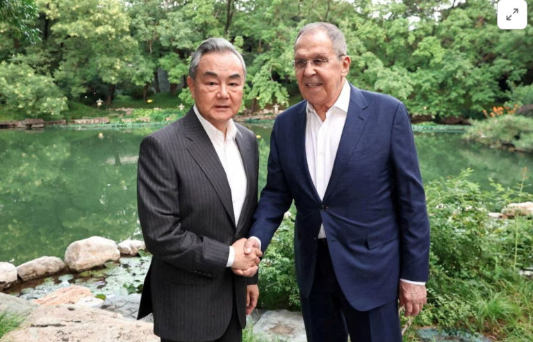 Wang Yi e Sergey Lavrov confirmam aliança estratégica China-Rússia