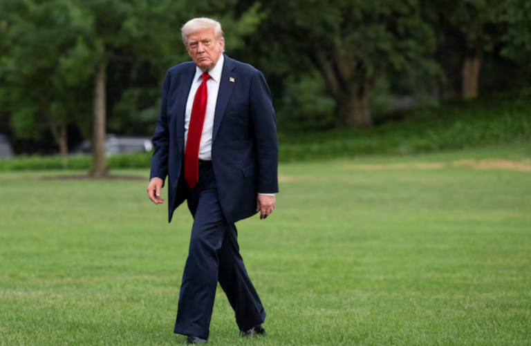 O presidente dos EUA, Donald Trump, caminha pelo gramado sul ao chegar à Casa Branca em Washington, DC, EUA, em 13 de julho de 2025