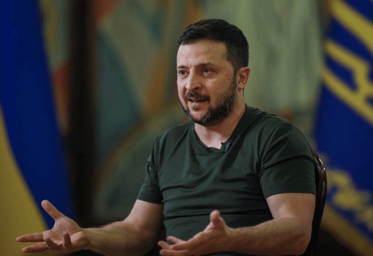 O presidente da Ucrânia, Volodymyr Zelenskiy, fala durante uma entrevista à Reuters, em meio ao ataque da Rússia à Ucrânia, em Kiev, Ucrânia, em 20 de maio de 2024