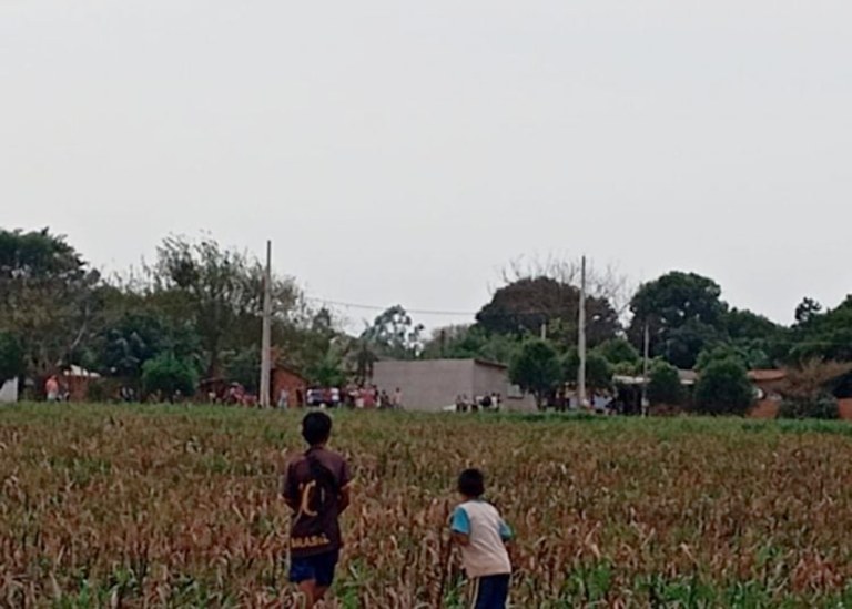 Crianças Avá Guarani observam não indígenas em frente a TI Guasu Guavirá (PR)