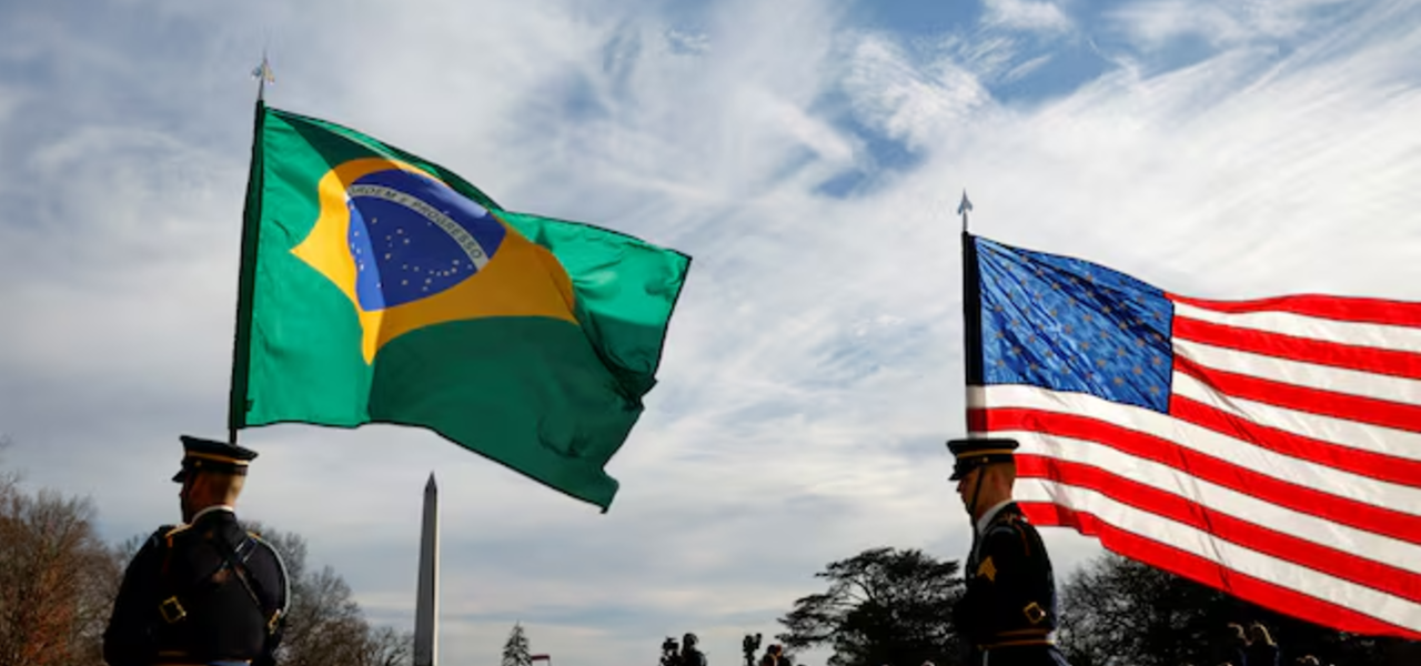 Bandeiras do Brasil e dos Estados Unidos