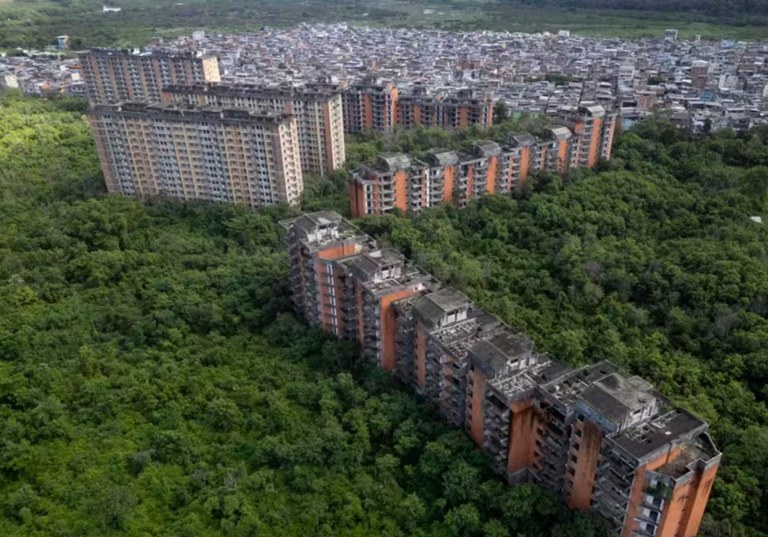 Estrutura abandonada há décadas ameaça ruir sobre solo instável e moradores denunciam que milícia a utiliza como local de desova